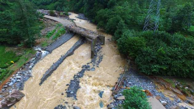 Rize'de sel havadan böyle görüntülendi