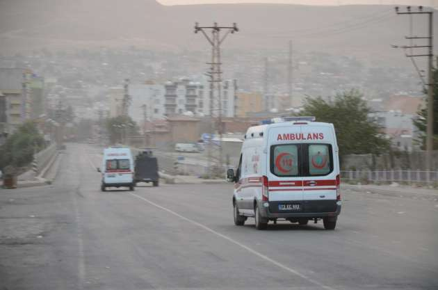 Teröristler ambulans yağmaladı