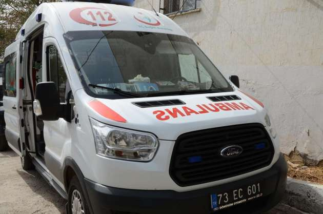 Teröristler ambulans yağmaladı