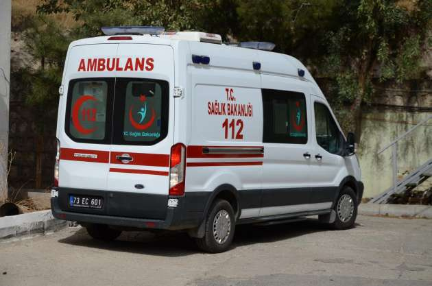 Teröristler ambulans yağmaladı