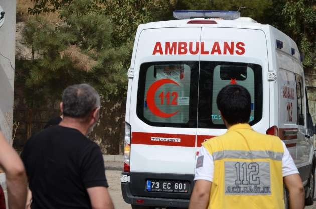 Teröristler ambulans yağmaladı