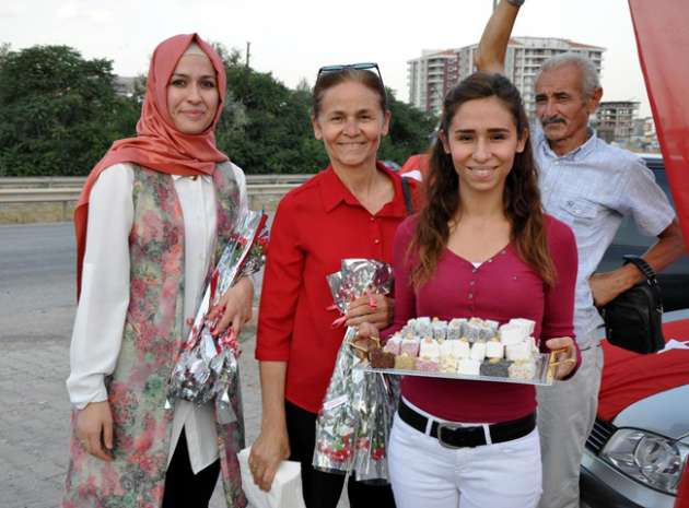 MHP'liler Doğu otobüslerine lokum dağıttı