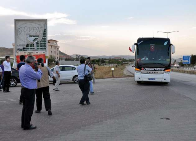 MHP'liler Doğu otobüslerine lokum dağıttı