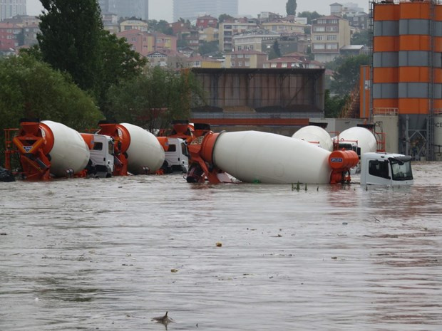 İstanbul'da yağmur sel getirdi 