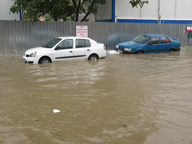 İstanbul'da yağmur sel getirdi 