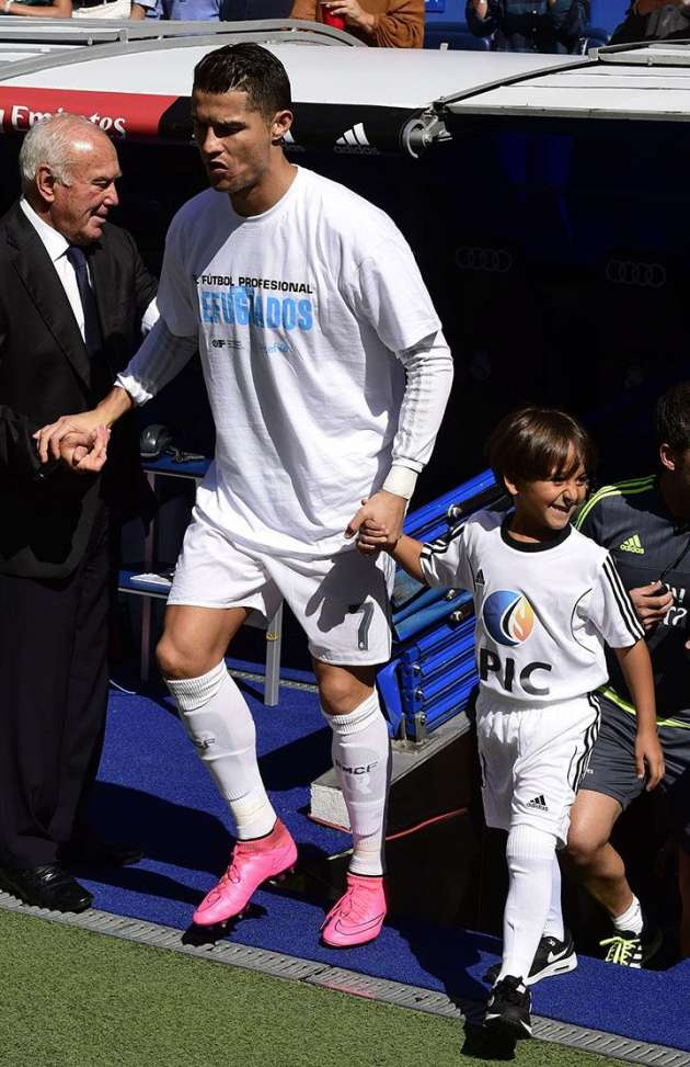 Ronaldo sahaya mülteci çocukla çıktı