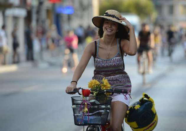 İzmir'in 'süslü kadınları' bisiklet turunda