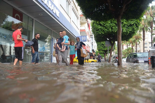 Adana'da şiddetli yağış hayatı felç etti