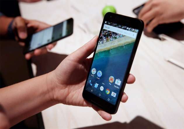 Google yeni cep telefonlarını tanıttı