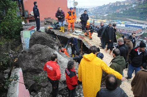 Evin üzerine kaya düştü!