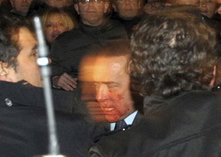 İtalya Başbakanı Berlusconi'ye yumruk 