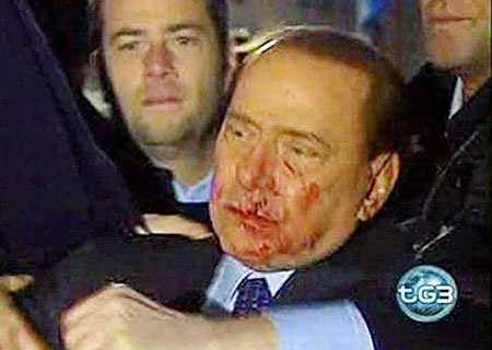 İtalya Başbakanı Berlusconi'ye yumruk 