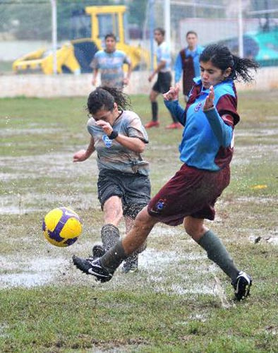 Futbolcu kızlar çamura battı!