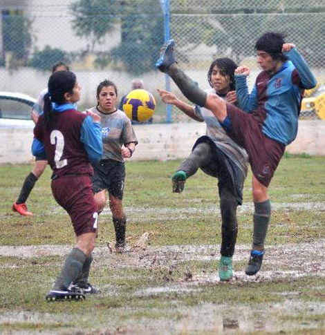 Futbolcu kızlar çamura battı!