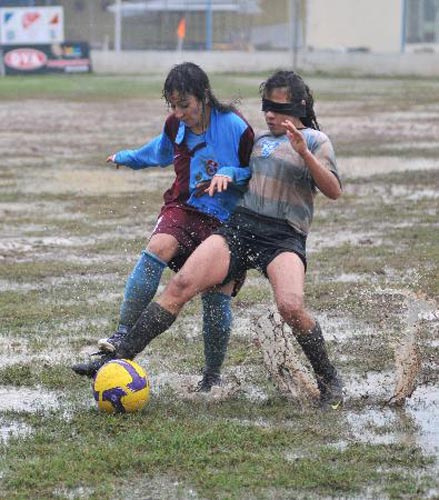 Futbolcu kızlar çamura battı!