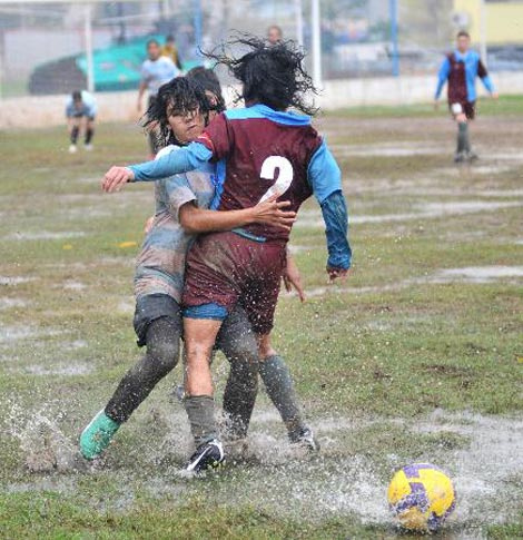 Futbolcu kızlar çamura battı!