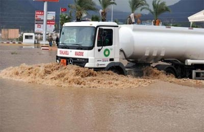 Antalya'yı sel vurdu