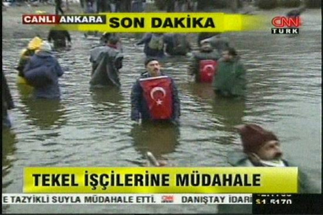 Polis işçileri suya döktü!