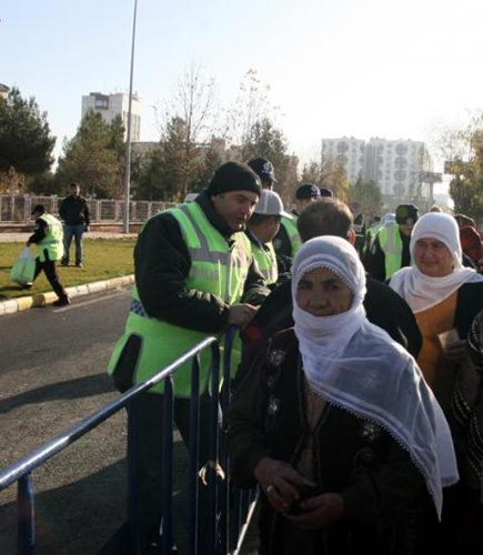 Başkanlara plastik kelepçe