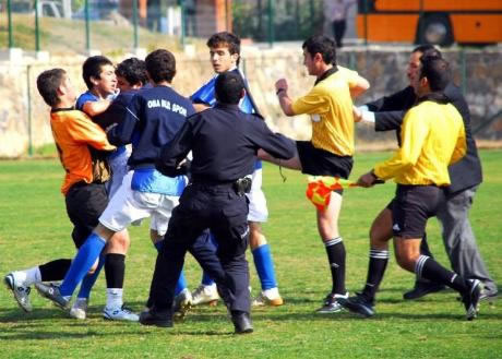 Hakemi evire çevire dövdüler