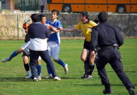 Hakemi evire çevire dövdüler