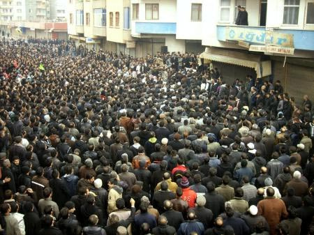 Kadın Milletvekilini de taşladılar