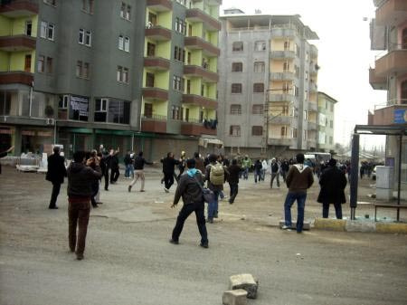 Kadın Milletvekilini de taşladılar