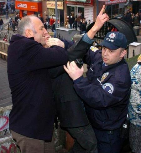 Polis engelledi Bakan kucak açtı