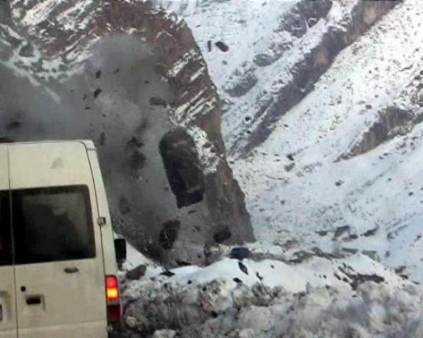 Askeri aracın üzerine kaya düştü