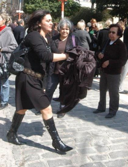 CHP'li kadınlar çarşaf yırttı!