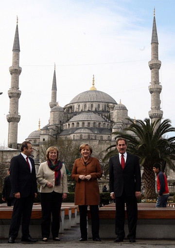 Merkel İstanbul'da büyülendi