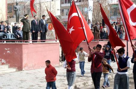 BDP'li başkandan askere protesto