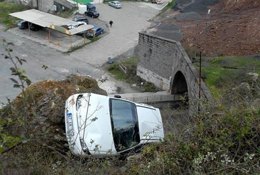 Otomobil kayaya takılıp kurtuldu