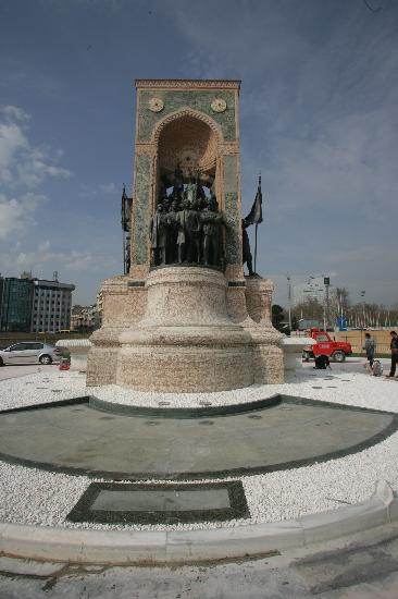 Taksim Anıtı'nın restorasyonu bitti