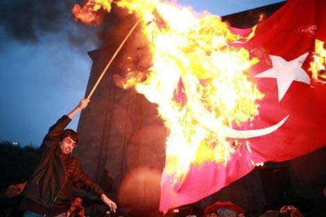 Ermenistan'da Türk bayrağı yaktılar