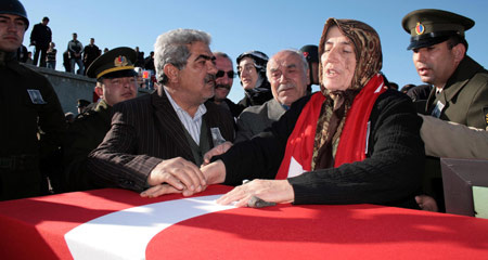 Şehide yürek yakan ağıtlar