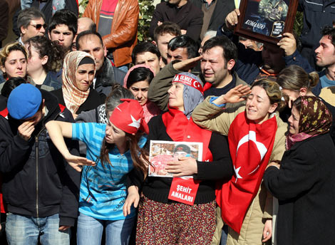 Şehit cenazesinde hükümete protesto