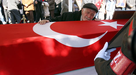 Şehit cenazesinde hükümete protesto