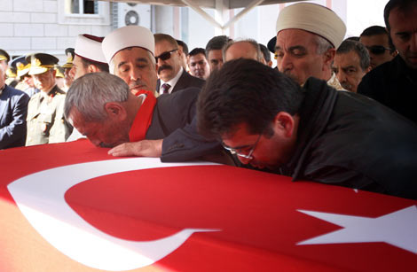 Şehit cenazesinde hükümete protesto