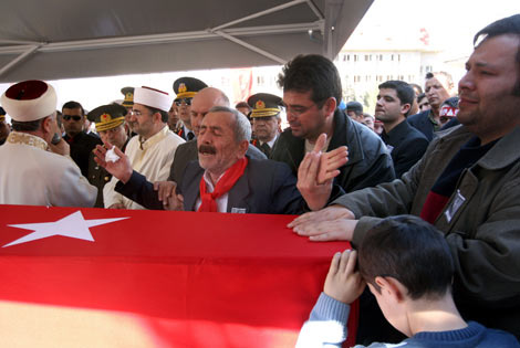 Şehit cenazesinde hükümete protesto