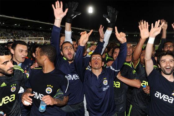 Fenerbahçeli futbolcuların sevinç gösterisi