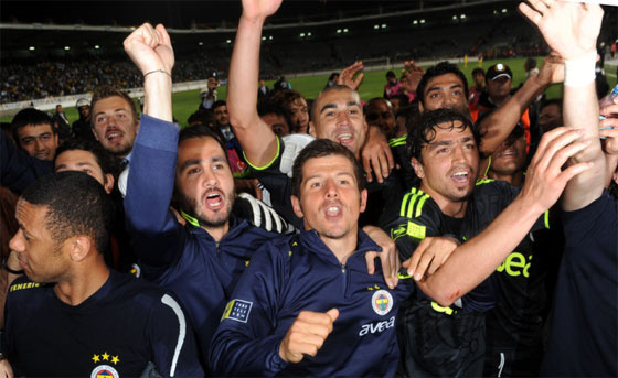Fenerbahçeli futbolcuların sevinç gösterisi