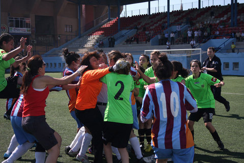 Futbolcu kızlar birbirine girdi