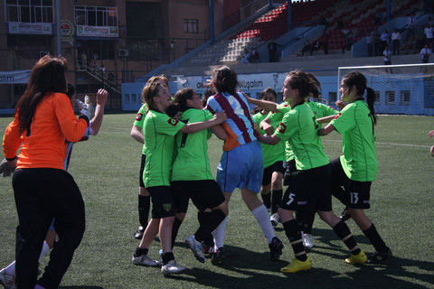 Futbolcu kızlar birbirine girdi