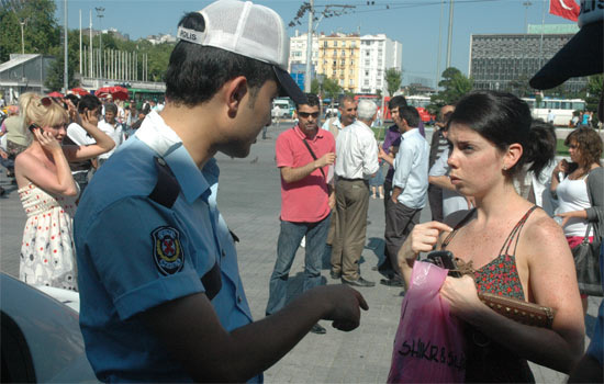 Tacizci diz çöküp yalvardı