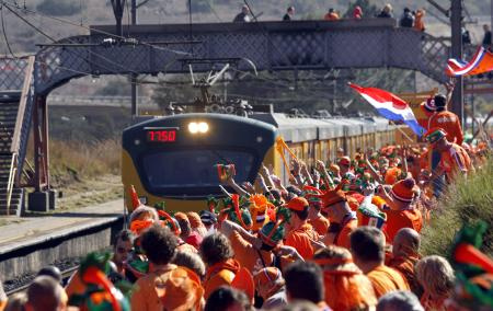 Hollandalı kızları stattan attılar