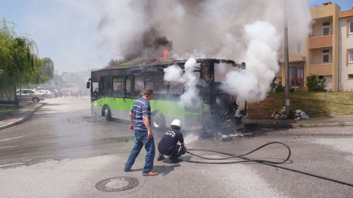 Belediye otobüsü alev alev yandı