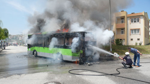 Belediye otobüsü alev alev yandı