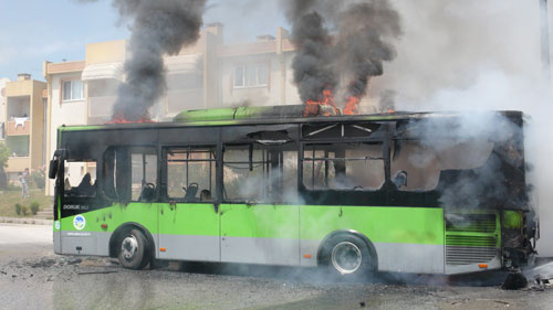 Belediye otobüsü alev alev yandı