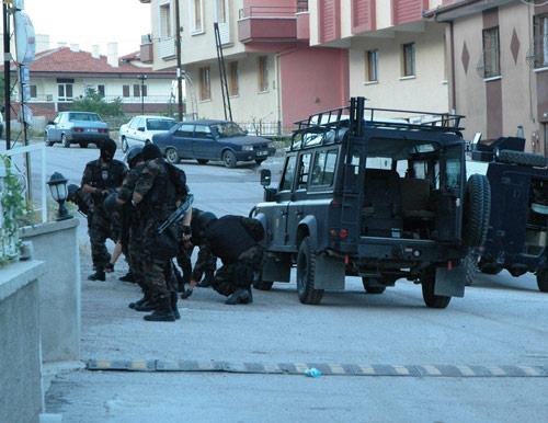 Ankara polisinden baskın!